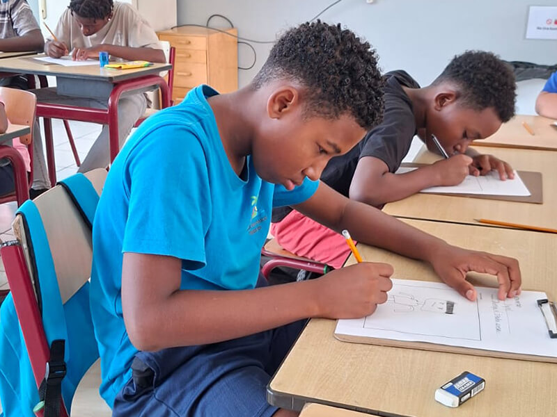 Leerlingen werken geconcentreerd aan een opdracht in de klas